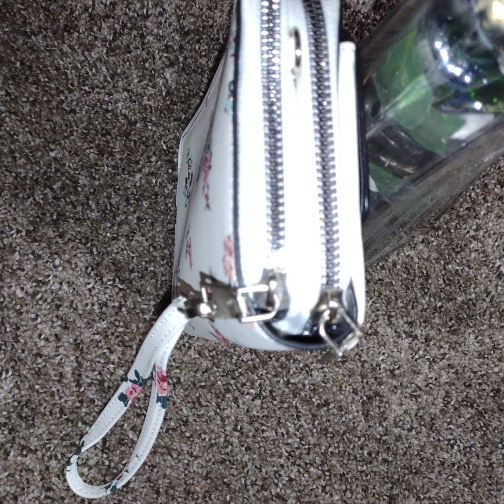 Elegant Floral Crossbody Bag with Stud Accents - Picture 13 of 17